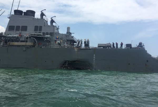 Nava USS John S. McCain, după coliziune Nava USS John S. McCain, după coliziune - Sputnik Moldova-România