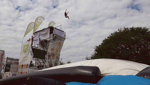 Эстонские акробаты затащили батут на высоту в 10 метров, чтобы совершить уникальный прыжок - Sputnik Молдова