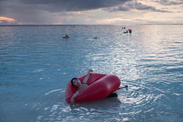 Женщина купается в районе залива Тумон Гуам. - Sputnik Молдова
