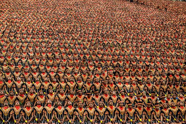 Мужчины принимают участие в репетиции массового традиционного выступления саманского танца в горном районе Гайо-Сью в Ачехе на острове Суматра Индонезии. - Sputnik Молдова