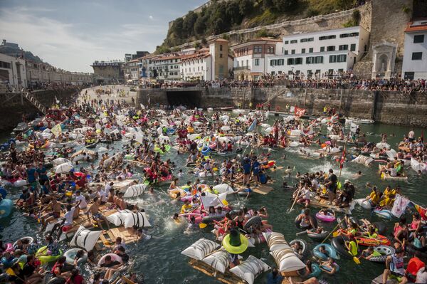 Тысячи людей купаются в порту испанского города Сан-Себастьян во время праздничного мероприятия «Абордей» - Sputnik Молдова