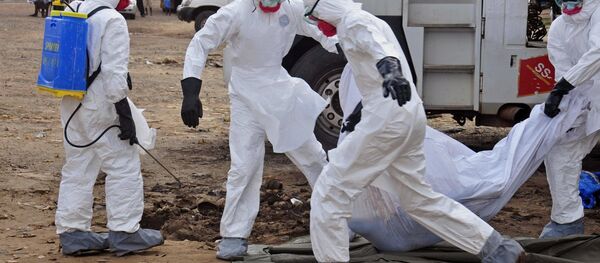 Health workers carry the body of a man suspected of dying from the Ebola virus and left in the street - Sputnik Moldova-România