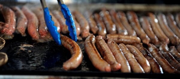 Sausages are cooked during the Guinness World Record attempt for the World's Longest Barbecue Marathon in Sydney on September 1, 2011. Sausages are cooked during the Guinness World Record attempt for the World's Longest Barbecue Marathon in Sydney on September 1, 2011. - Sputnik Moldova-România