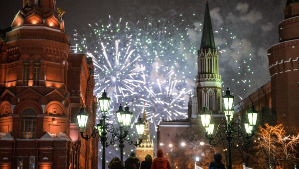 Жители Москвы и гости столицы во время празднования Нового года на Манежной площади в Москве - Sputnik Moldova
