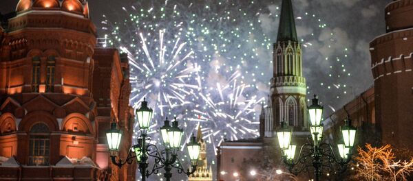 Жители Москвы и гости столицы во время празднования Нового года на Манежной площади в Москве Жители Москвы и гости столицы во время празднования Нового года на Манежной площади в Москве - Sputnik Молдова