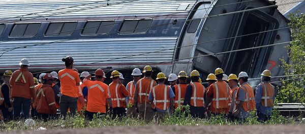 Rescuers gather around a derailed carriage of an Amtrak train in Philadelphia, Pennsylvania, on May 13, 2015 file photo Rescuers gather around a derailed carriage of an Amtrak train in Philadelphia, Pennsylvania, on May 13, 2015 file photo - Sputnik Moldova-România