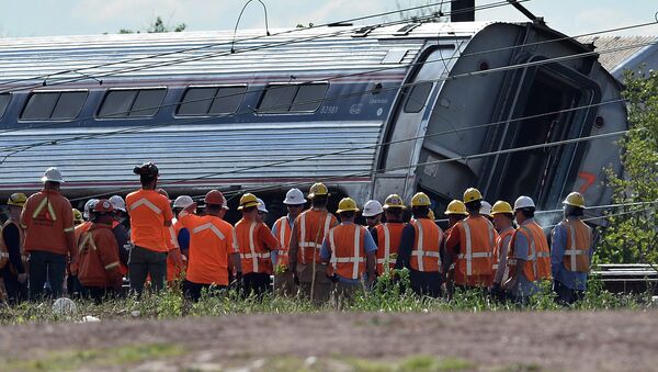 Rescuers gather around a derailed carriage of an Amtrak train in Philadelphia, Pennsylvania, on May 13, 2015 file photo - Sputnik Moldova-România