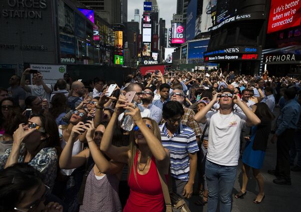 Наблюдение за солнечным затмением на Таймс-сквер в Нью-Йорке - Sputnik Молдова