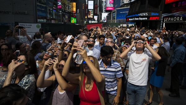 Наблюдение за солнечным затмением на Таймс-сквер в Нью-Йорке  - Sputnik Молдова