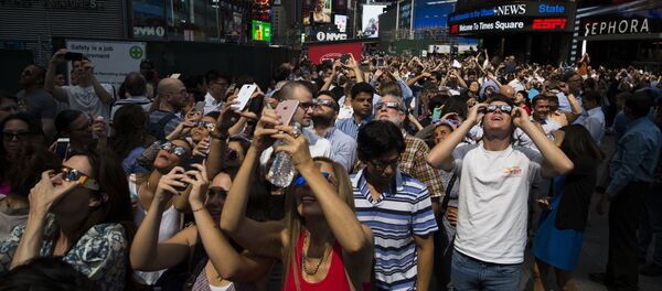 Наблюдение за солнечным затмением на Таймс-сквер в Нью-Йорке Наблюдение за солнечным затмением на Таймс-сквер в Нью-Йорке - Sputnik Молдова