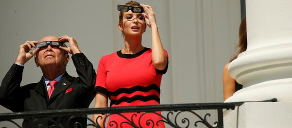 Министр торговли США Уилбур Росс и старший советник президента Иванка Трамп во время наблюдения за солнечным затмением в Белом доме - Sputnik Молдова