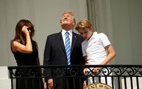 Президент США Дональд Трамп с женой Меланией и сыном во время наблюдения за солнечным затмением в Белом доме - Sputnik Молдова