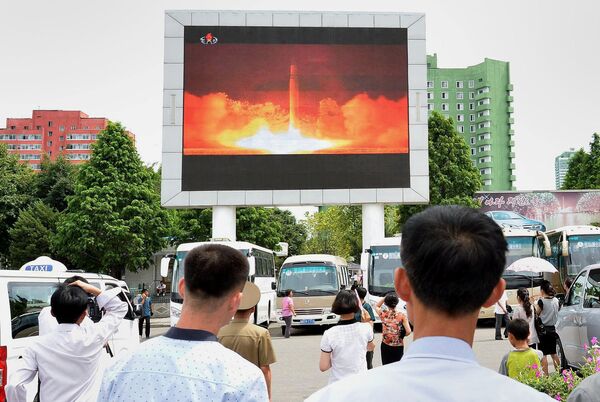 People watch news report showing North Korea's Hwasong-14 missile launch on electronic screen at Pyongyang station, North Korea in this photo taken by Kyodo on July 29, 2017 People watch news report showing North Korea's Hwasong-14 missile launch on electronic screen at Pyongyang station, North Korea in this photo taken by Kyodo on July 29, 2017 - Sputnik Moldova-România