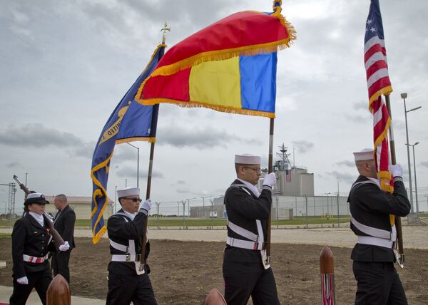 US Navy flag bearers, backdropped by the radar building of a missile defense base, walk in Deveselu, during an opening ceremony attended by U.S., NATO and Romanian officials at a base, originally established by the Soviet Union, in Deveselu, Southern Romania, Thursday, May 12, 2016. US Navy flag bearers, backdropped by the radar building of a missile defense base, walk in Deveselu, during an opening ceremony attended by U.S., NATO and Romanian officials at a base, originally established by the Soviet Union, in Deveselu, Southern Romania, Thursday, May 12, 2016. - Sputnik Moldova-România