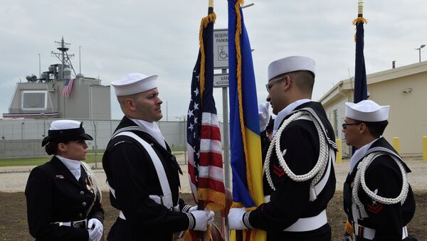US Army personnel stand with the Romanian and the US flag during an inauguration ceremony of the US anti-missile station Aegis Ashore Romania (in the background) at the military base in Deveselu, Romania on May 12, 2016. - Sputnik Moldova-România