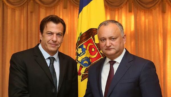 Президент Молдовы Игорь Додон (справа) и глава Офиса Совета Европы в Кишиневе Хосе-Луис Херреро (слева) - Sputnik Молдова