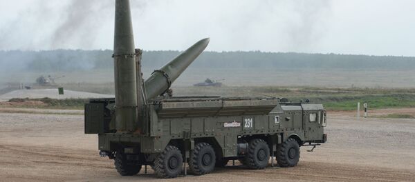 Оперативно-тактический ракетный комплекс Искандер во время показа в рамках международного военно-технического форума Армия-2017 Оперативно-тактический ракетный комплекс Искандер во время показа в рамках международного военно-технического форума Армия-2017 - Sputnik Moldova-România