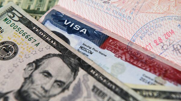 US dollar notes and an American visa - Sputnik Молдова