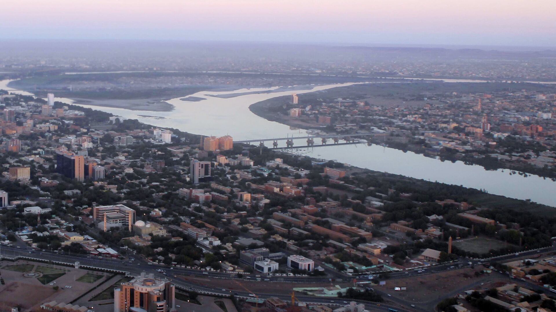 An aerial view shows the Nile river cutting through the Sudanese capital Khartoum - Sputnik Moldova, 1920, 07.03.2023