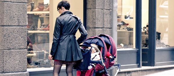 Mamă cu un copil în carucior - Sputnik Moldova