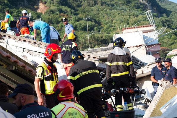 На острове-курорте Искья в Италии произошло землетрясение силой 3,6 баллов, есть жертвы и пропавшие без вести - Sputnik Молдова