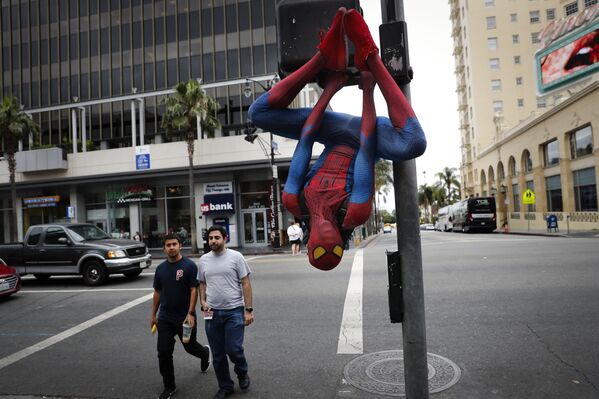 Рашад Рауз висит вверх ногами на светофоре в костюме Человека-паука, чтобы привлечь к себе внимание туристов на Голливудском бульваре, Лос-Анжелес - Sputnik Молдова