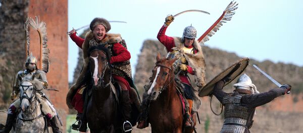 Члены исторического клуба выступают во время фестиваля средневековой культуры в селе Крево, Беларусь - Sputnik Молдова