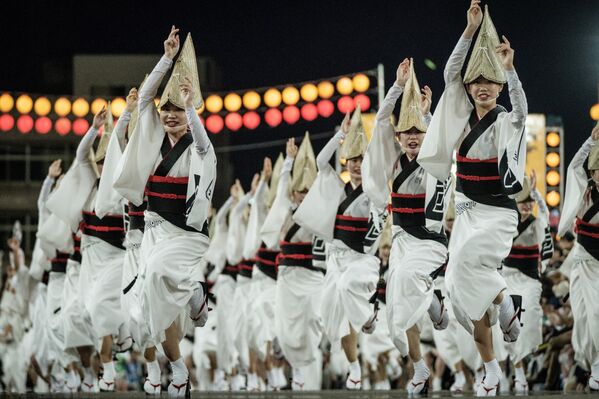 В городе Токусима на острове Сикоку проводится фестиваль японского танца Ава-одори, где ежегодно собираются около полутора миллионов участников и зрителей - Sputnik Молдова