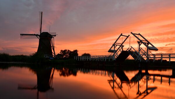 Ветряная мельница на закате в деревне Киндердейк, Нидерланды - Sputnik Молдова