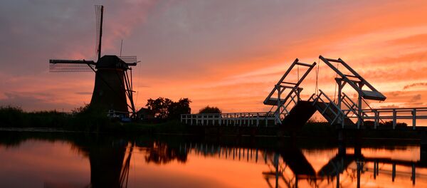 Ветряная мельница на закате в деревне Киндердейк, Нидерланды - Sputnik Moldova-România