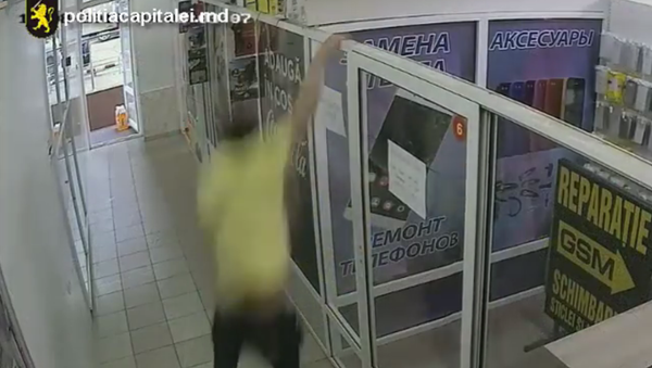 Un hoț pătrunde într-un magazin din CHișinău, de unde a furat câteva telefoane mobile - Sputnik Moldova