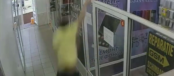 Un hoț pătrunde într-un magazin din CHișinău, de unde a furat câteva telefoane mobile - Sputnik Moldova