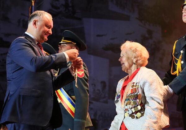 Президент Молдовы Игорь Додон вручает Орден республики ветерану Лидии Алексеевне Бельской Президент Молдовы Игорь Додон вручает Орден республики ветерану Лидии Алексеевне Бельской - Sputnik Молдова