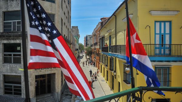 Cuban and US flags are seen outside the private restaurant La Moneda Cubana in Havana on March 17, 2016 - Sputnik Moldova-România