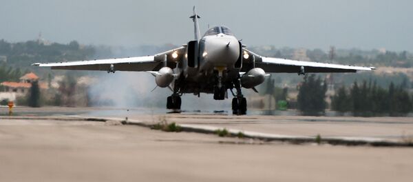 Российский самолет Су-24 совершает посадку на авиабазе Хмеймим в Сирии Российский самолет Су-24 совершает посадку на авиабазе Хмеймим в Сирии - Sputnik Moldova
