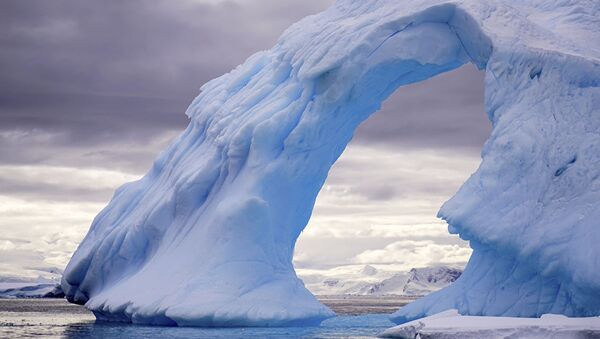 Снимок Ледяные ворота фотографа Гуды Чалун. На кадре - айсберг, плывущий в море у берегов Антарктиды. Эта арка сформировалась из-за воздействия ветра и температурных изменений, разрушивших лед. - Sputnik Moldova-România