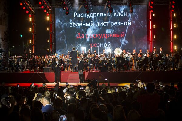 Песню Смуглянка многотысячная толпа спела вместе с хором монастыря Курки - Sputnik Молдова