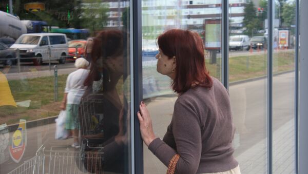 Кто не успел занять очередь - смотрел через стекло - Sputnik Молдова