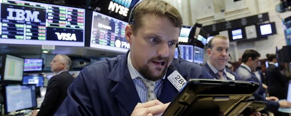 Trader Michael Milano works on the floor of the New York Stock Exchange, Thursday, July 20, 2017 - Sputnik Moldova-România