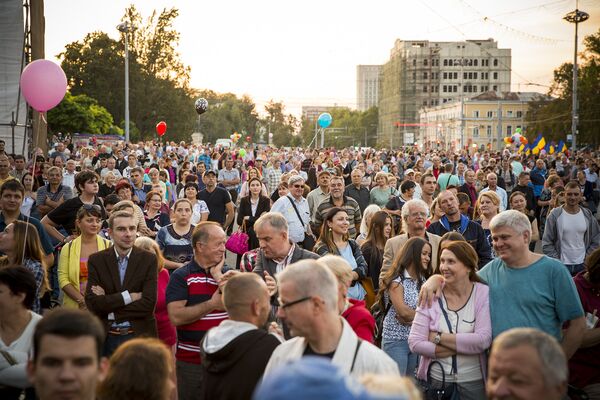 Mii de cetățeni ai Moldovei au venit în piață pentru a sărbători evenimentul - Sputnik Moldova