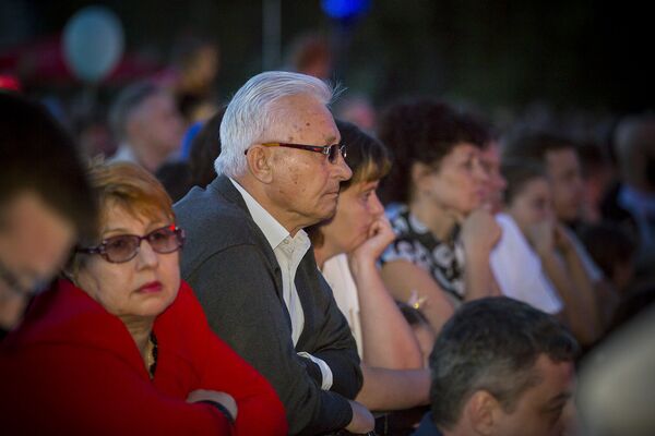 Un număr foarte mare de spectatori a venit la concert - Sputnik Moldova