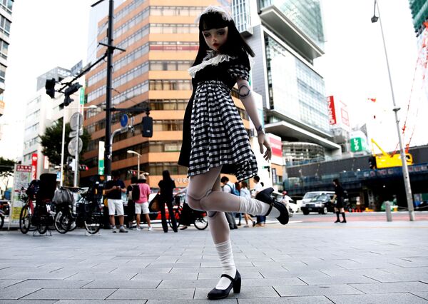 Модель Кукла Лулу Хашимото позирует фотографу на одной из улиц в центре Токио - Sputnik Молдова