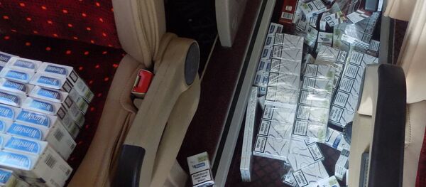 Pachete de țigări ascunse în podeaua unui microbuz Pachete de țigări ascunse în podeaua unui microbuz - Sputnik Moldova