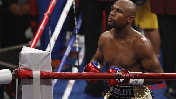 Floyd Mayweather Jr. enters the ring before his welterweight title fight against Manny Pacquiao, from the Philippines, on Saturday, May 2, 2015 in Las Vegas. - Sputnik Молдова