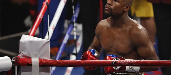 Floyd Mayweather Jr. enters the ring before his welterweight title fight against Manny Pacquiao, from the Philippines, on Saturday, May 2, 2015 in Las Vegas. - Sputnik Молдова