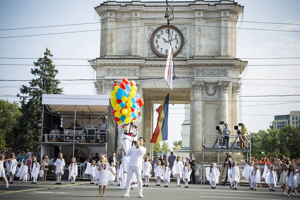 И какой же праздник без шоу, песен и шаров? - Sputnik Молдова