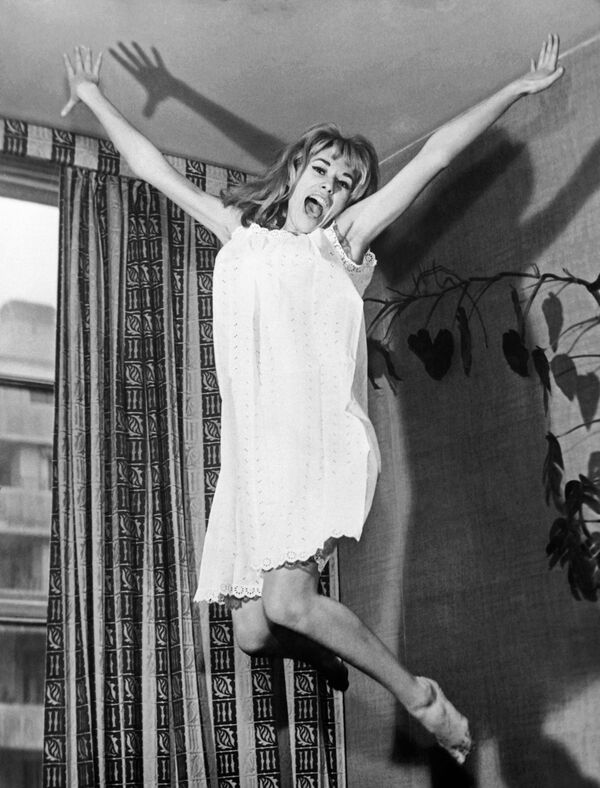 Французская актриса Мирей Дарк - Sputnik Молдова