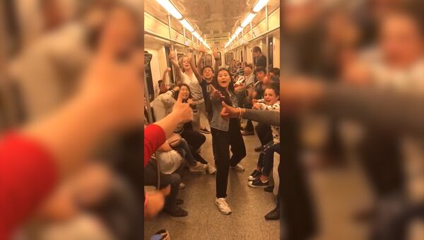 Участники проекта Ты супер! Танцы станцевали в московском метро - Sputnik Молдова