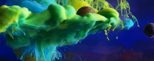 Взаимодействие цветных чернил в воде с разными объектами Взаимодействие цветных чернил в воде с разными объектами - Sputnik Молдова