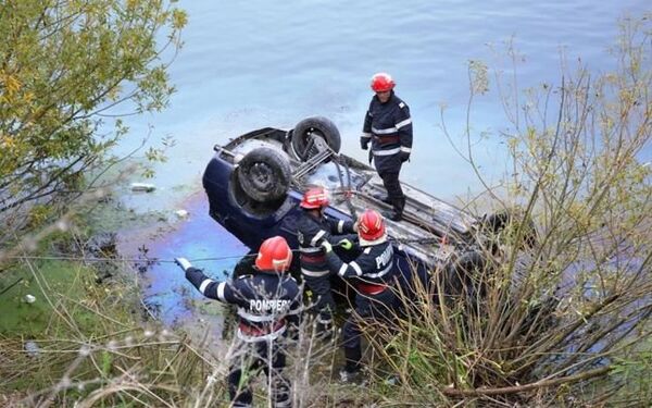 Automobil scufundat în lacul Comrat Automobil scufundat în lacul Comrat - Sputnik Moldova